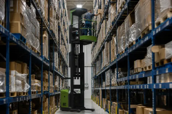 High-level warehouse lift equipment illustrating mast height and overhead clearance