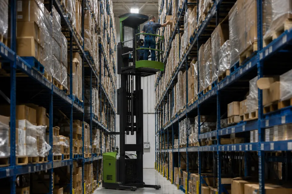 High-level warehouse lift equipment illustrating mast height and overhead clearance